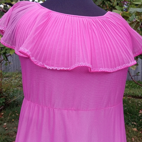 Vintage 1960s woman's full length polyester popsicle pink nightgown - Picture 2 of 13